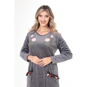 Abito lungo da donna in velluto nero con dettaglio ricamato sul colletto - Product Image 3