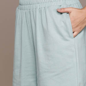 Conjunto de pantalones cortos con capucha y cremallera estilo bolsillo para mujer precio de venta al por mayor conjunto de pantalones cortos con capucha de calidad superior para mujer - Product Image 3