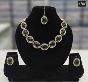 Nouvelles Boucles d'Oreilles de Mariage Exclusives de Créateur, Plaqué Or Antique, Forme Ovale Lourde, Ornées de Perles d'Imitation Kundan - Product Image 4