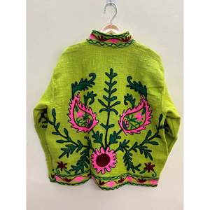 Veste en coton brodée à la main de style Suzani, motif floral vert citron et vert mousse avec touches rose, idéale pour le printemps - Product Image 1