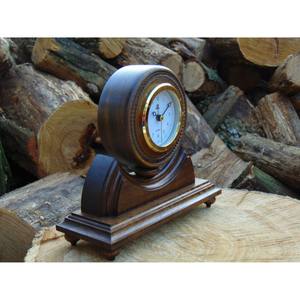 La structure en bois assure la stabilité et une forte présence sur toute surface. La table à aiguilles en bois symbolise l'équilibre et la fiabilité. - Product Image 4