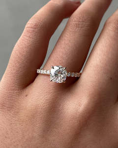 Solitario de cojín de oro puro de 18 quilates con Juego de puntas de Halo oculto, anillos de compromiso finos lujosos de diamante de laboratorio para ella, venta al por mayor OEM - Product Image 3