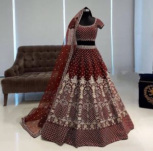 Vêtements brodés indiens et pakistanais les plus vendus Lehenga Choli pour femmes broderie en soie satinée Lehenga - Product Image 5