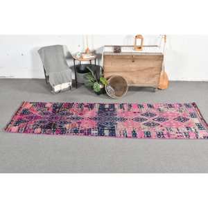 พรมตุรกีโบราณสีชมพูและสีฟ้าแบบดั้งเดิมพรมห้องนั่งเล่น2.6x9.7ft ขนสัตว์มีการออกแบบเย็บปะติดปะต่อกันดีไซน์แบบดั้งเดิมสำหรับวัยรุ่นที่มีแผ่นรองด้วยน้ำยาง - Product Image 1