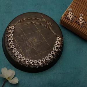 Elegante y Estiloso Conjunto de Collar y Aretes Étnicos con Piedras Negras y Diseño Floral |   Joyería de Moda de Alta Calidad Chapada en Oro Rosa para Mujer, para Bodas - Product Image 6