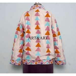 Chaqueta Acolchada de Mujer Bordada a Mano con Terciopelo Suzani, Estilo Bohemio Clásico y Elegante, Algodón Ecológico - Product Image 5