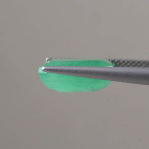 Esmeralda Natural Suelta Certificada por IGI, 5.62 Quilates, Corte Octogonal, 12.5x9mm, Tallada a Mano, Pulida, Verde Claro, Encerada/Aceitada, Excelente - Product Image 2