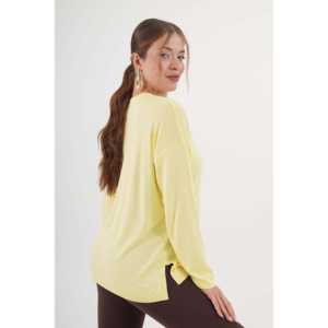 Pull tricoté jaune décontracté à col en V et fente latérale, vente en gros - Product Image 4