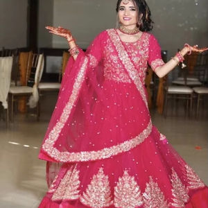 Vestido de boda de diseñador con Pent Dupatta - Product Image 1