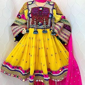 Vestido Kuchi amarillo elegante ligero para fiesta de boda y materiales duraderos en ropa Kuchi con precios súper mayoristas - Product Image 1