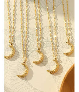 Collar con Colgante de Luna de Diseño Retro y Lindo, Cadena para Clavícula de Acero Inoxidable, Chapado en Oro de 18K - Product Image 1
