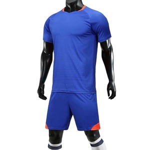 Vente en gros d'uniformes de football OEM pour hommes 100% polyester Ensemble de vêtements de football français avec logo personnalisé Kits de maillots de football à sublimation - Product Image 3