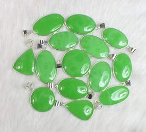 Vente en gros d'hémimorphite verte naturelle de style bohème pendentif en pierre précieuse collier de perles de cristal bijoux de charme pour la vente au détail - Product Image 1
