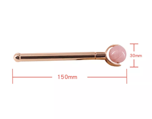 Un ensemble de masseur vibrant à rouleaux faciaux avec poignée en métal et la mini sphère de jade vert améthyste et quartz rose rose - Product Image 6