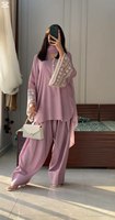 Nouveaux designs de salwar punjabi 2025 en satin naturel brodé, à manches longues, motifs aux couleurs vives, spéciaux pour les fêtes de Lahour