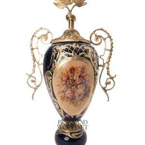 Jarrón antiguo de porcelana y latón con manijas adornadas con ilustraciones florales pintadas a mano y base dorada clásica para interiores de lujo - Product Image 4