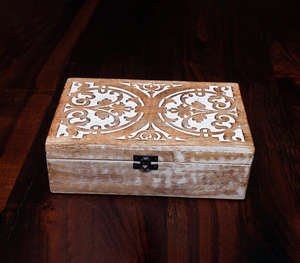 Boîte à bijoux en bois brun artisanale de luxe avec couvercle sculpté de fleurs blanches détaillées Organisateur de rangement rectangulaire pour souvenirs - Product Image 5