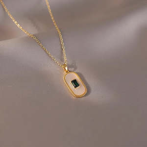 Charme en forme de soleil rayonnant doré avec un halo scintillant. Disponible aux prix de gros. Égayez n'importe quel look sans effort - Product Image 6