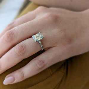 Anillo de Compromiso de Lujo para Mujer, con Moissanita Original de Corte Esmeralda, Chapado en Platino, Plata 925, Regalo de Boda para Pareja, Venta al por Mayor - Product Image 2