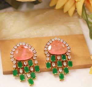 ต่างหูดีไซน์เนอร์คุณภาพพรีเมียม ชุบทอง ประดับด้วยเพชร CZ ดีไซน์หรูหรา เหมาะสำหรับงานแต่งงานและงานปาร์ตี้ สำหรับผู้หญิงและเด็กผู้หญิง - Product Image 1