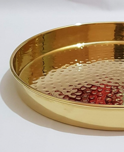 Gran oferta de bandeja de servicio de latón con asas de agarre fino y diseño de plato hondo para uso de alimentos y decoración disponible a granel - Product Image 1