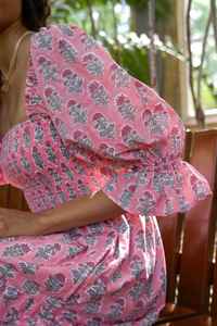 Robe d'été rose florale, imprimée à la main, corsage smocké, coton biologique, robe éthique pour femmes - Product Image 6