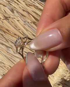 Bague de fiançailles à trois pierres en CZ taille coussin 10x8 mm, plaquée or jaune, argent 925, bijoux de mariage fins pour femmes, vente en gros - Product Image 3