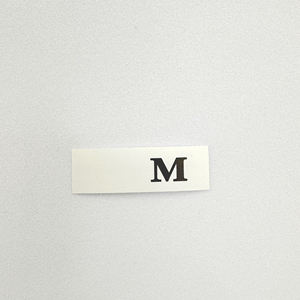 Étiquettes tissées à pli central durables avec logo personnalisé et étiquette de taille pour vêtements et vêtements - Product Image 4