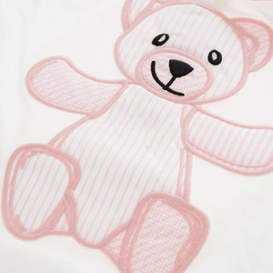 Ensemble bonnet et barboteuse en coton avec logo brodé, manches courtes, boutons, fermeture arrière brodée, devant plat, couleur blanche - Product Image 3