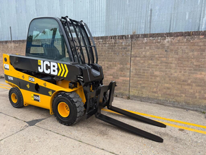 Chariot élévateur électrique JCB 30D, capacité 3 tonnes, 4x4, tout-terrain, commande assise, jaune et noir - Product Image 1