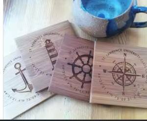 Juego de posavasos de bambú personalizado con nombre de familia y fecha establecida Regalo grabado personalizado para ocasiones especiales - Product Image 4