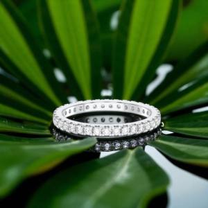 Juego de pavé de eternidad completa de diamantes cultivados en laboratorio de corte redondo de 0,95 quilates de 950/VS en banda de boda de platino hecha en - Product Image 2