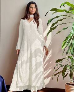 Sommerkleidung weiße Baumwolle Lucknow Chikan handbestickte <span class=keywords><strong>Kurtis</strong></span> - Oberteile - Tuniken- Großhandel Lucknow Stickerei Oberteile Tuniken 2024