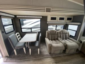 Caravane de voyage robuste en aluminium d'occasion, camping-car tout-terrain moderne, grande caravane de camping pour aventures extrêmes en camping pour quatre personnes, double. - Product Image 3