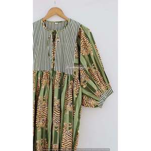Vestido midi de algodón con estampado de tigre y cuello profundo, silueta holgada - Product Image 1