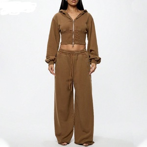 Ensemble de survêtement pour femmes avec logo personnalisé, ensemble de sweat-shirt et de pantalon de survêtement à capuche court, ensemble de pantalon et de sweat-shirt à capuche court, ensemble deux pièces pour femmes - Product Image 1