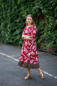 Vestido Estampado a Mano en Color Escarlata, Largo hasta la Pantorrilla, Estilo Bohemio, Floral, Rojo y Blanco, Informal, Ocasional, Hecho a Mano, Moda Ética - Product Image 5