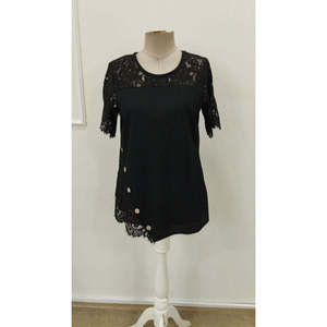 Blusa de Mujer con Detalle de Encaje y Botones Laterales, Modelo 31574 - Negra - Product Image 5