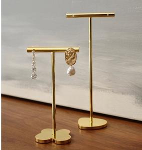 Support à bijoux rotatif en métal à plusieurs niveaux avec un poteau central robuste pour organiser et afficher des ensembles de bijoux haut de gamme - Product Image 1