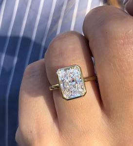 Anillo de Compromiso y Boda de Plata de Ley 925 con Moissanita de Corte Radiante de 3 Quilates, Engaste Personalizado, Moderno para Mujer - Product Image 3