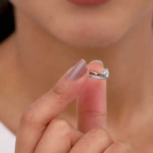 Anushka Sharma COLLECTION แหวนทองคำแท้18K ที่มีรูปทรงเรขาคณิตโรเดียมชุบมรกตตัดเพทายสไตล์ฮิปฮอป - Product Image 2