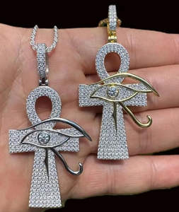 Pendentif Croix Glacée avec Œil pour Hommes et Femmes, en Argent Sterling 925, Moissanite, Plaqué Rhodium et Or 14K, Forme Ailes, Bijoux Personnalisés - Product Image 1