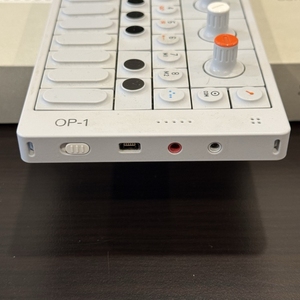 Synthétiseur de clavier portable Teenage Engineering OP-1 - Blanc - Neuf d'usine - Product Image 2