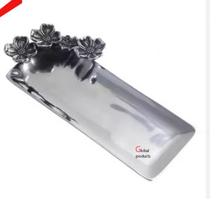 Bandeja de servicio de aspecto martillado de metal con acabado plateado de diseño clásico con mango de diseñador para restaurante y bar de hotel - Product Image 5