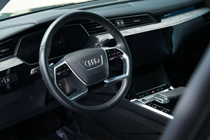 ใช้2022 AU Di E-t.ro.n Sportback มอเตอร์คู่ AWD พรีเมี่ยมพลัสตัดขอบสีดำออปติกไม่มีการปรับเปลี่ยนสภาพอากาศที่เป็นมิตรเลือก - Product Image 2