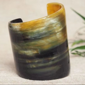 Hermoso Juego de 3 Brazaletes Gruesos de Cuerno de Búfalo Natural, Joyería Ecológica Hecha a Mano para Mujeres Modernas y Conscientes de la Moda - Product Image 1