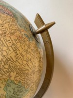 Globe bleu vintage en métal avec carte géographique et base en aluminium d'Inde, parfait pour une décoration élégante de la maison et du bureau.