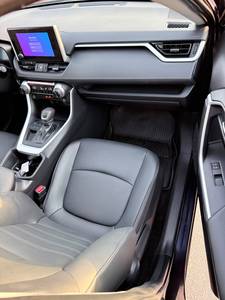 Toyota RAV4 XLE Premium Hybrid 2025 Usata, SUV 2.5L E-CVT 2WD Edizione Elite, Tetto Panoramico, Sedili in Pelle, Basso Chilometraggio - Product Image 3
