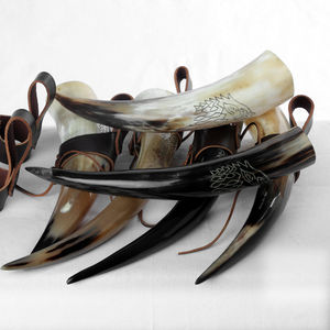 Auténtico Portavasos de Cuero y Cuerno Pulido de Inspiración Náutica Vikinga, Artesanía Natural para Beber Cerveza o Sidra, con Logotipo y Tamaño Personalizables - Product Image 2