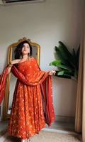 Ensemble Anarkali Moderne de Boutique en Soie Fendy avec Broderie de Fil et de Paillettes, Idéal pour l'Hiver et l'Été, Célébrations, Mariages, Fêtes, Élégant
